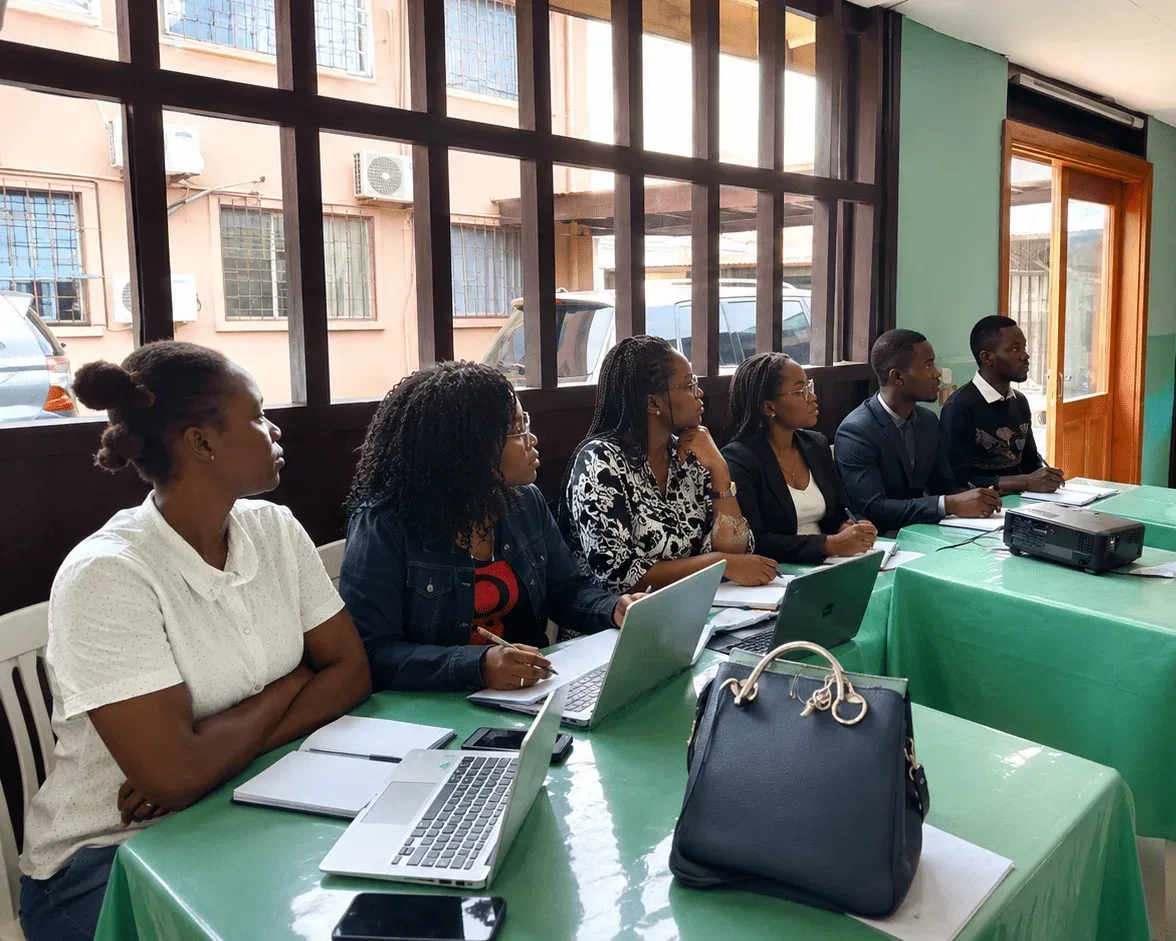 Des femmes accompagnées sur ordinateur lors d’un atelier
